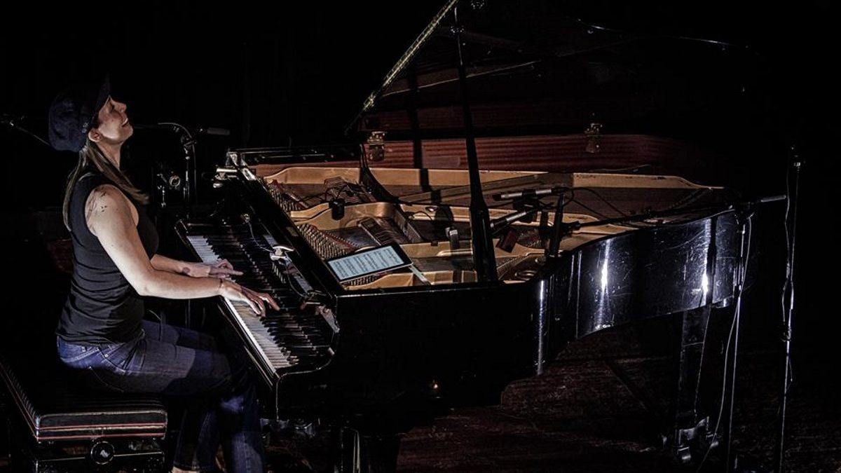 Holly Bowling Covers Phish Album, Grateful Dead & Leonard Cohen In New York City