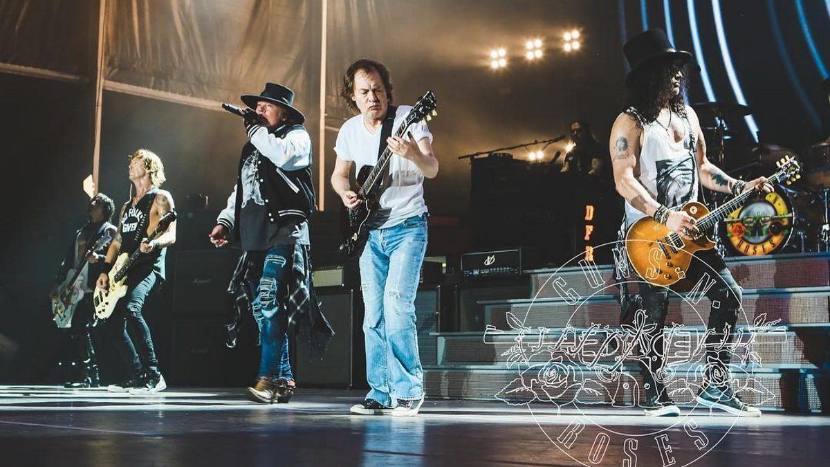 Angus Young Guests With Guns N' Roses On AC/DC Classics In Sydney