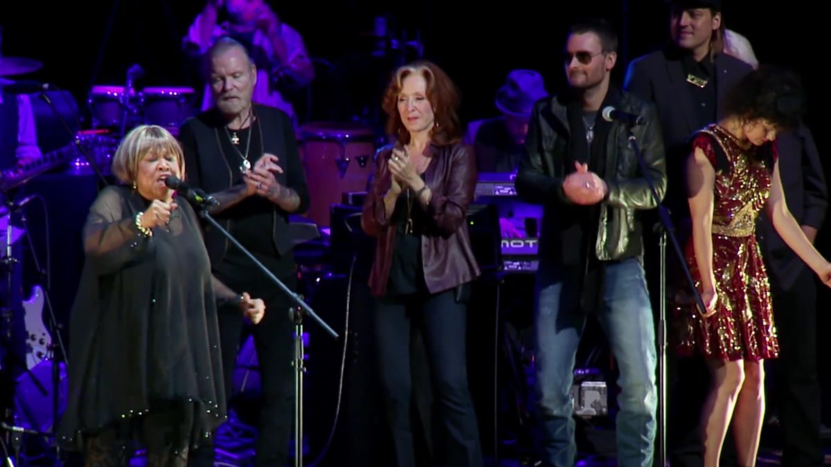 Gregg Allman, Bonnie Raitt, Jeff Tweedy & More Cover ‘The Weight’ At Mavis Staples Tribute