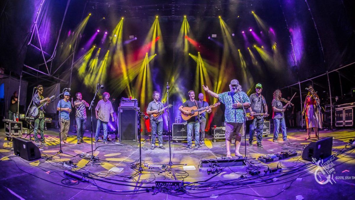 Pro-Shot: Yonder Mountain String Band & Guests Cover Lou Reed For Strings & Sol 2016 Finale