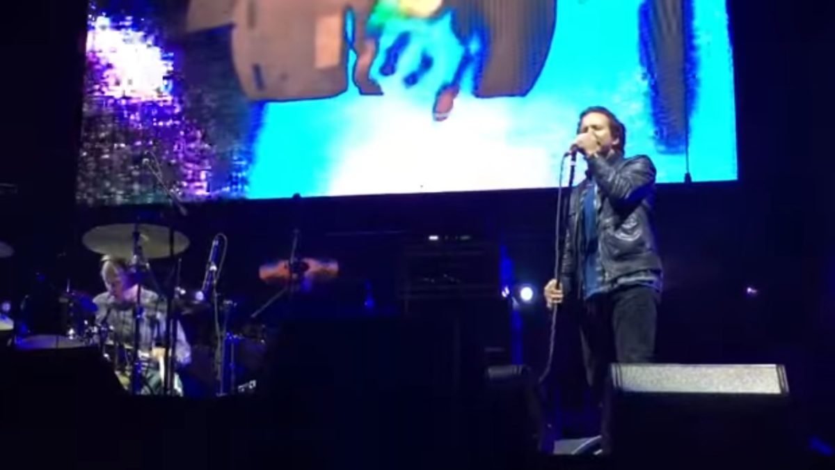 Eddie Vedder Sings Pink Floyd Cover With Former Pearl Jam Drummer In Seattle