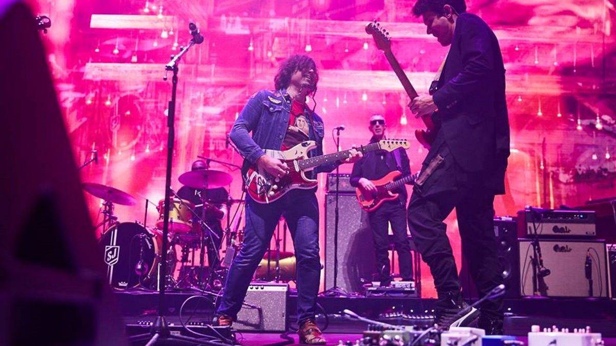 Ryan Adams Guests With John Mayer At The Forum