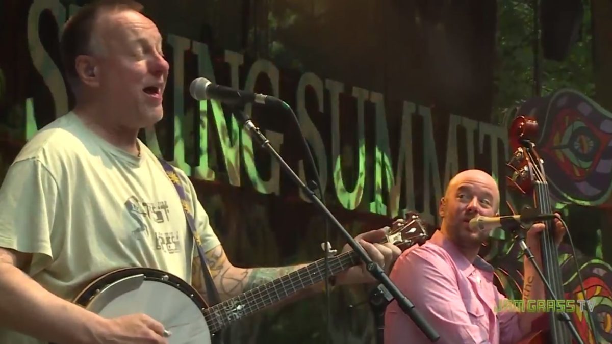 Pro-Shot Video: Yonder Mountain String Band Welcomes Danny Barnes At 2016 String Summit