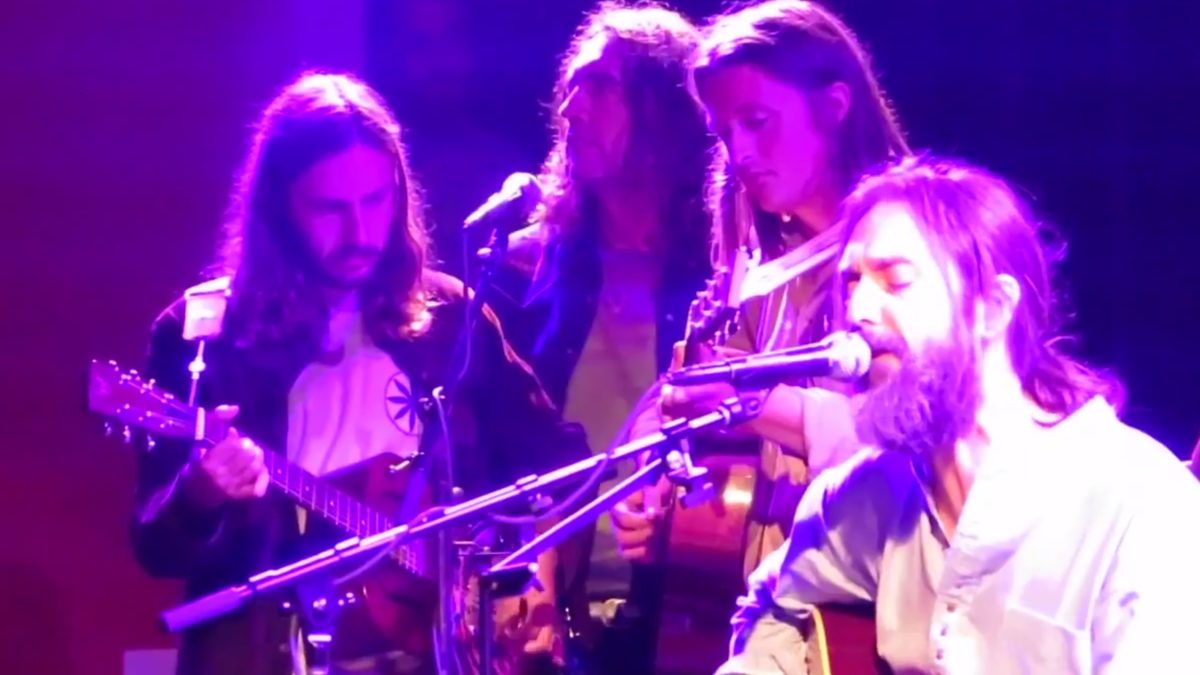 Chris Robinson & Guests Perform ‘Oh, The Rain’ In San Francisco