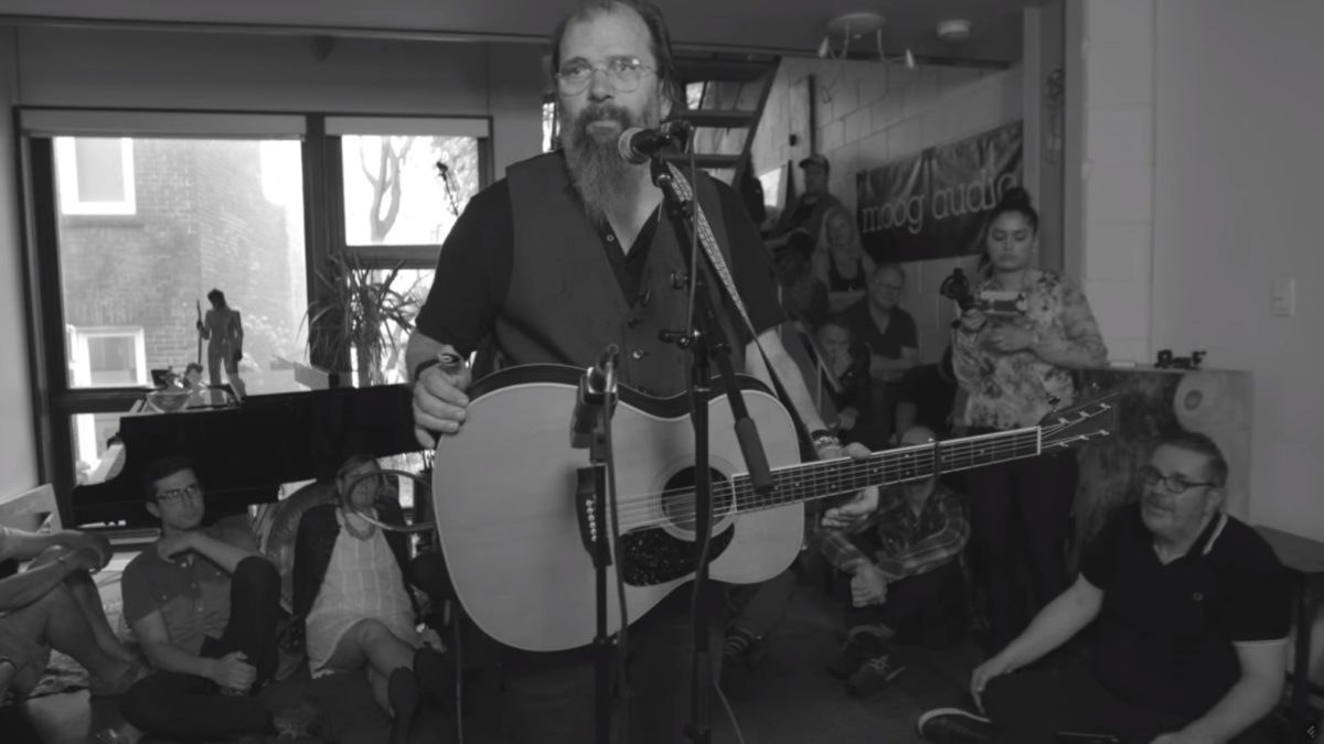 Steve Earle Talks Gregg Allman & Covers 'Midnight Rider' On 'House Of Strombo'