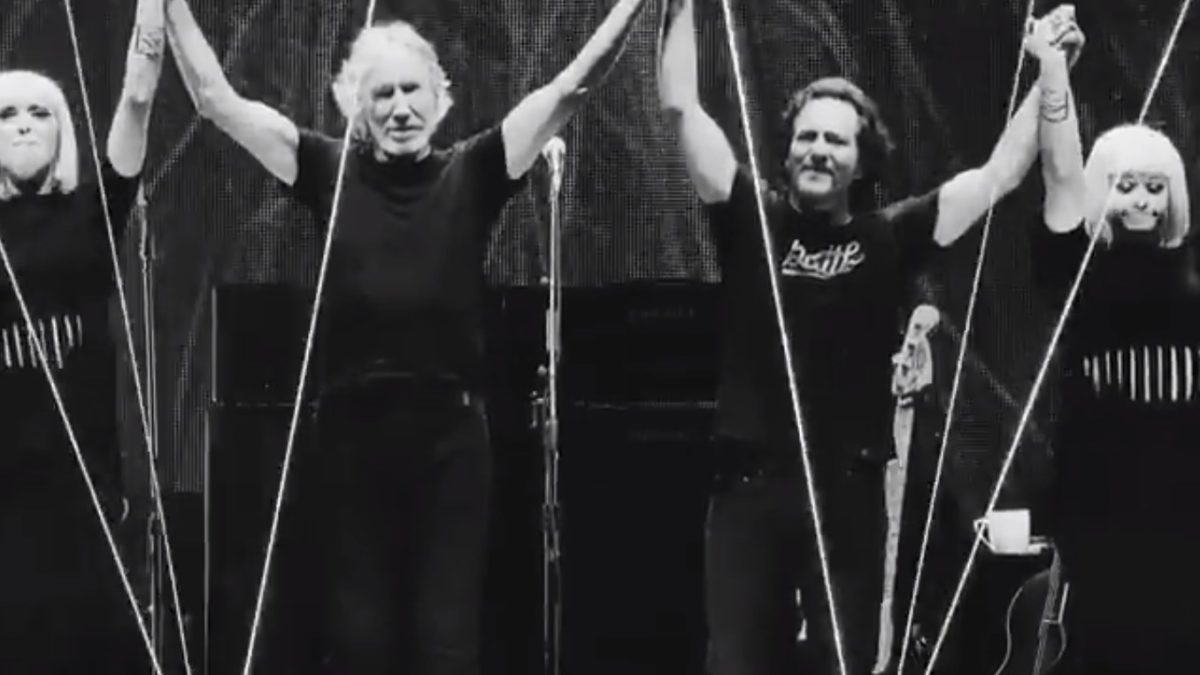 Roger Waters Welcomes Eddie Vedder For 'Comfortably Numb' In Chicago