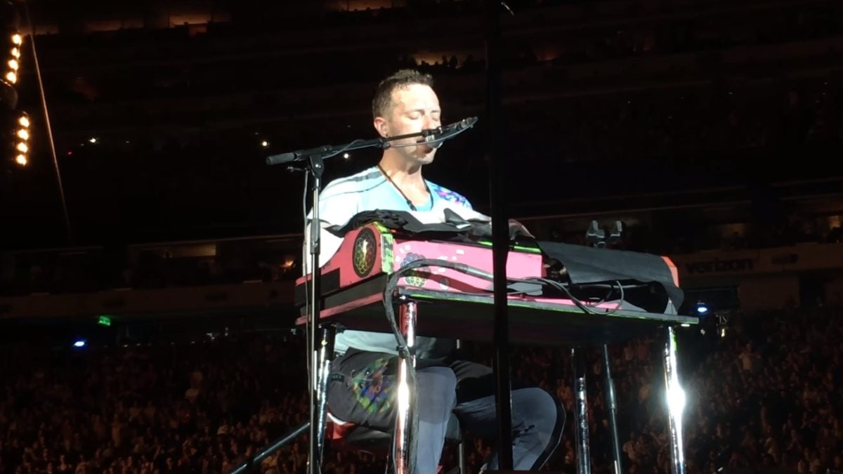 Coldplay's Chris Martin Pays Tribute To Chester Bennington With Linkin Park Cover