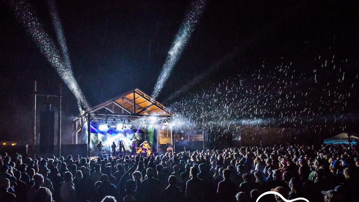 Greensky Bluegrass Welcomes Larry Keel, Sam Bush & More At Hoxeyville