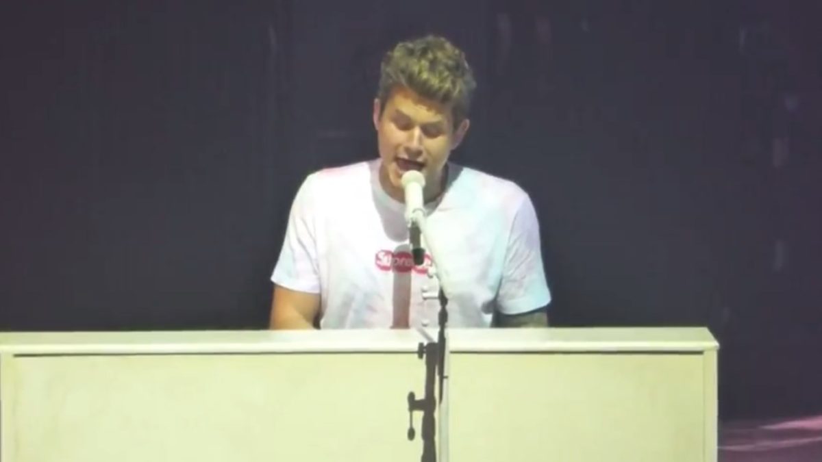 John Mayer Plays Emotional Tribute To Jerry Garcia At End Of Phoenix Concert