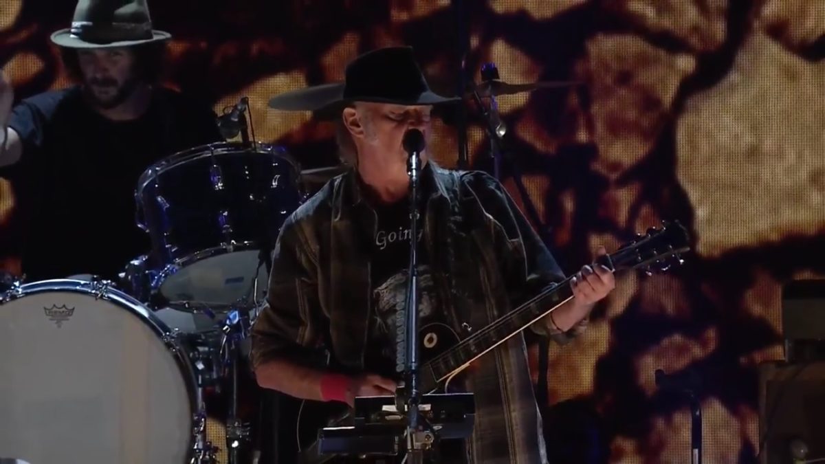 Neil Young Returns To The Stage At Farm Aid 2017