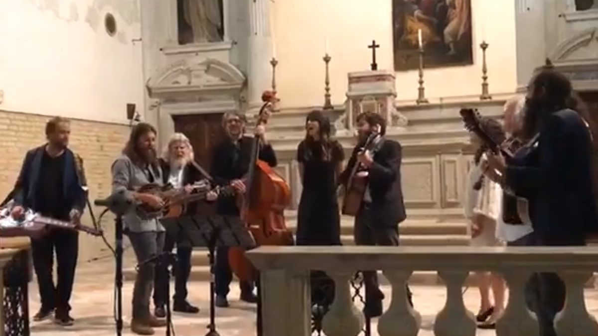 Nicki Bluhm, Paul Hoffman, Keith Moseley & Others Perform ‘Morning Dew’ & More In Italian Church