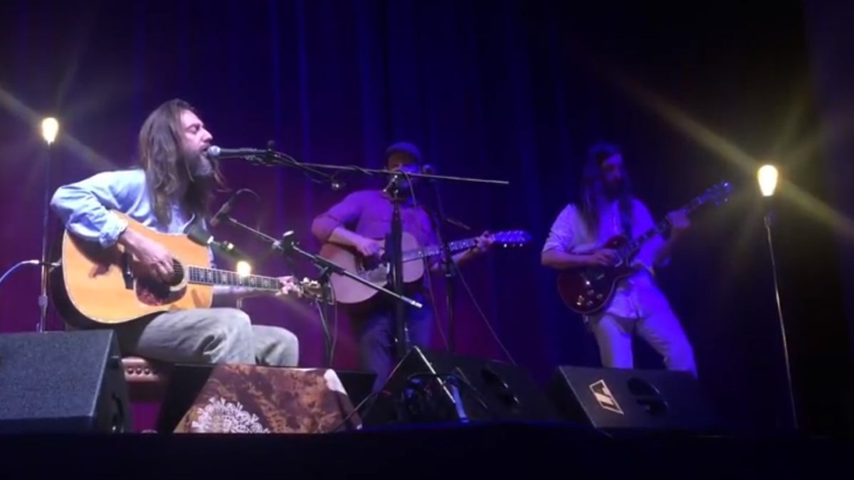 Chris Robinson Plays Rare Solo Show & Welcomes Vetiver For Encore