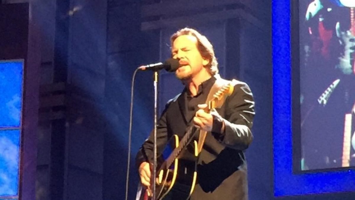Eddie Vedder Covers Warren Zevon At David Letterman Mark Twain Prize Ceremony