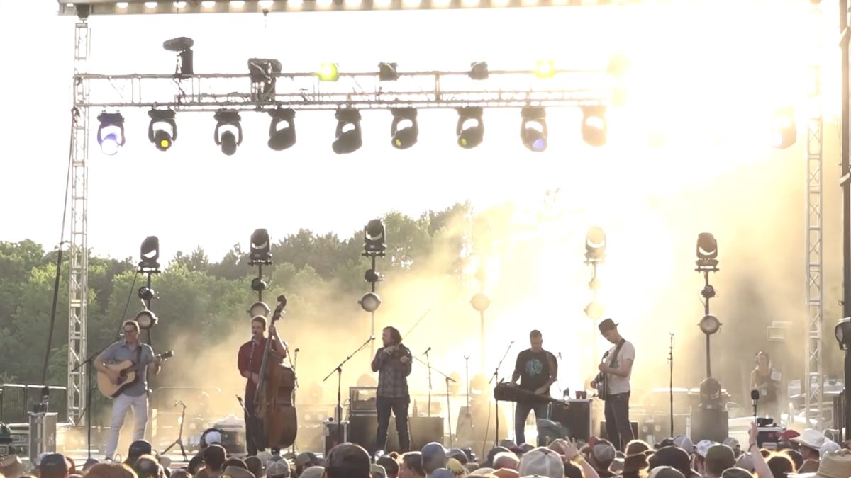 Pro-Shot Video: The Infamous Stringdusters Cover Grateful Dead At Blue Ox Music Festival