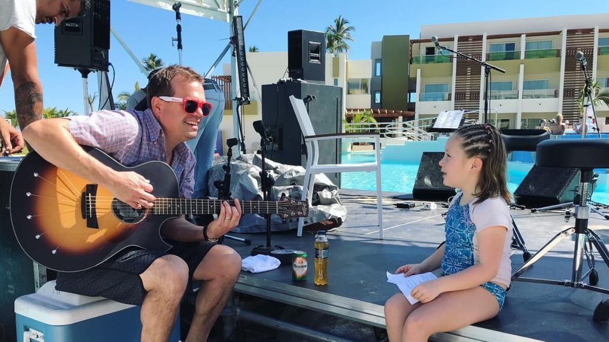 Brendan Bayliss Performs Rare Solo Acoustic Set At Dominican Holidaze
