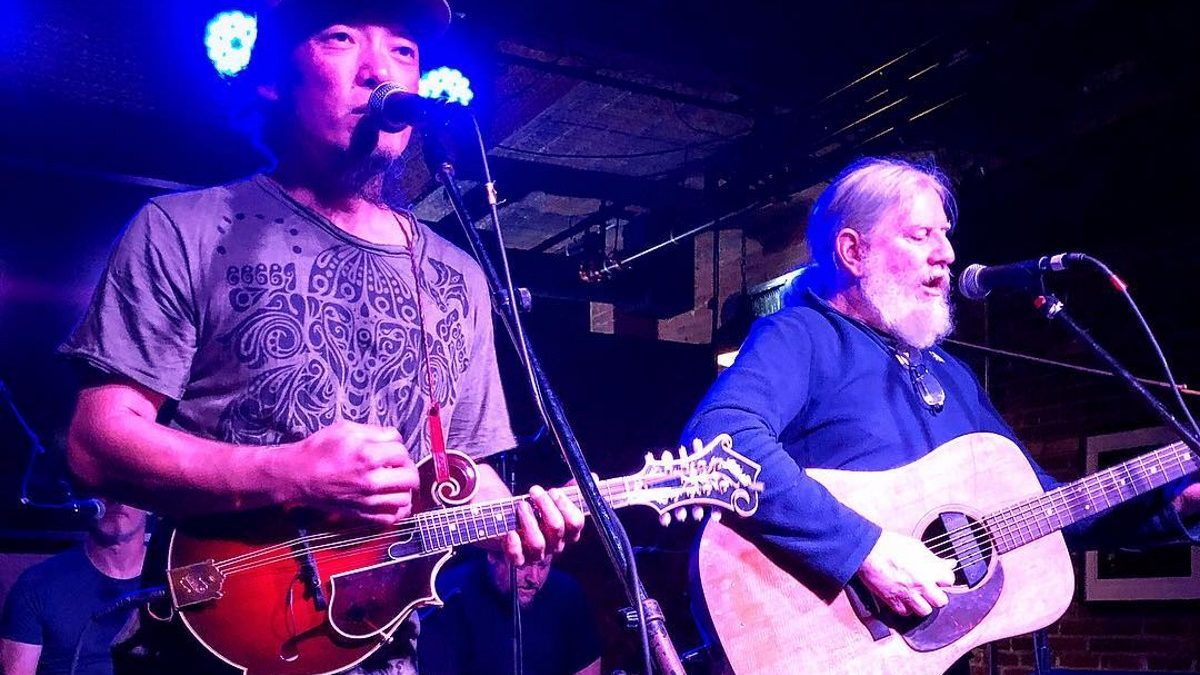 The String Cheese Incident Play Intimate Acoustic Set & Jam On Phish At The Capitol Theatre