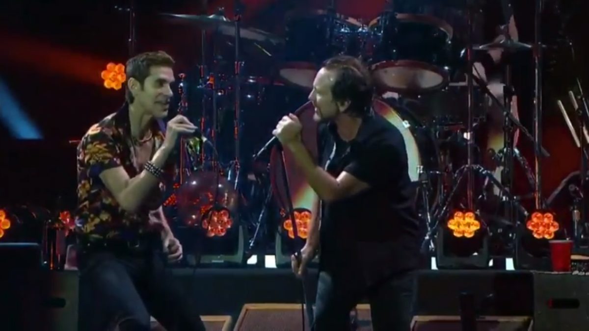 Pro-Shot Video: Pearl Jam Welcomes Perry Farrell At Lollapalooza Brasil