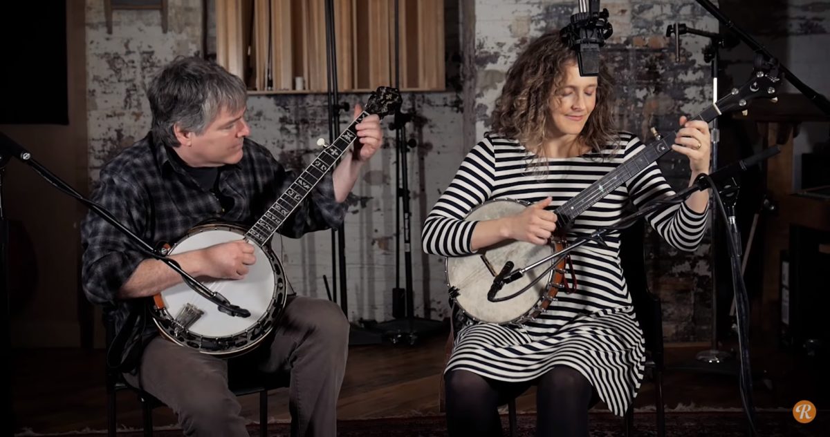 Bela Fleck & Abigail Washburn Demonstrate Clawhammer & ThreeFinger