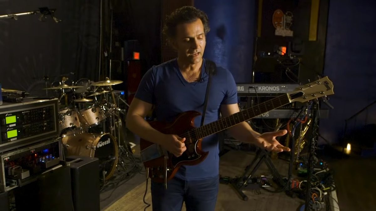 Dweezil Zappa Provides A ‘Rig Tour’