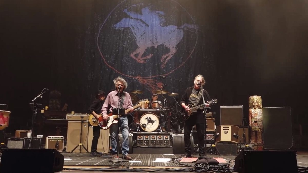 Neil Young & Crazy Horse Perform 1st Show Together Since 2014