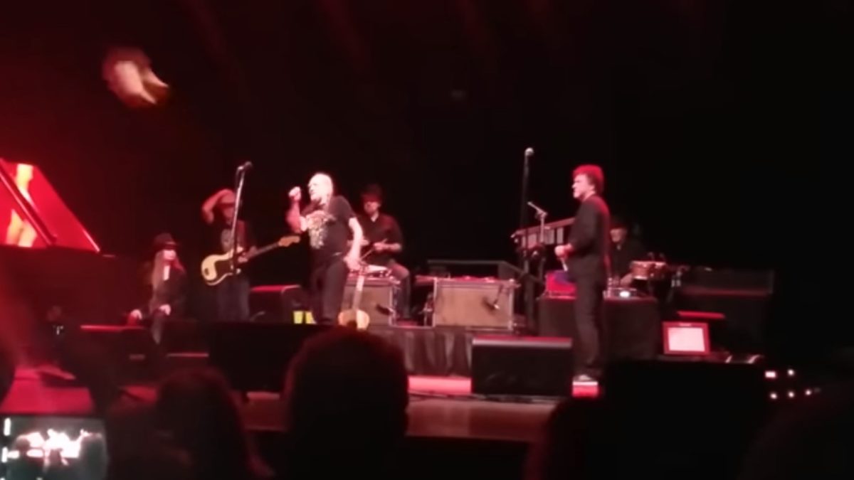 Willie Nelson Walks Off Stage & Cancels Performance In Charlotte