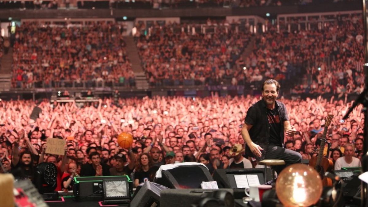 Eddie Vedder Covers 'Help!' By The Beatles During Pearl Jam Show In Prague