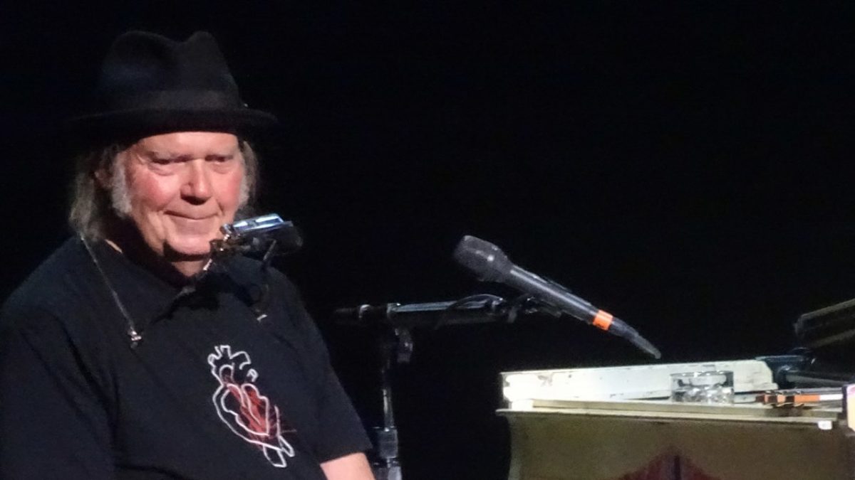 Neil Young Fits Rarities Into Solo Tour Closer In Boston