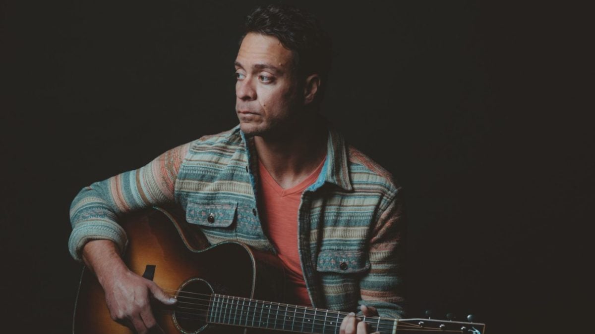 Amos Lee Covers Marvin Gaye's 'What's Going On'