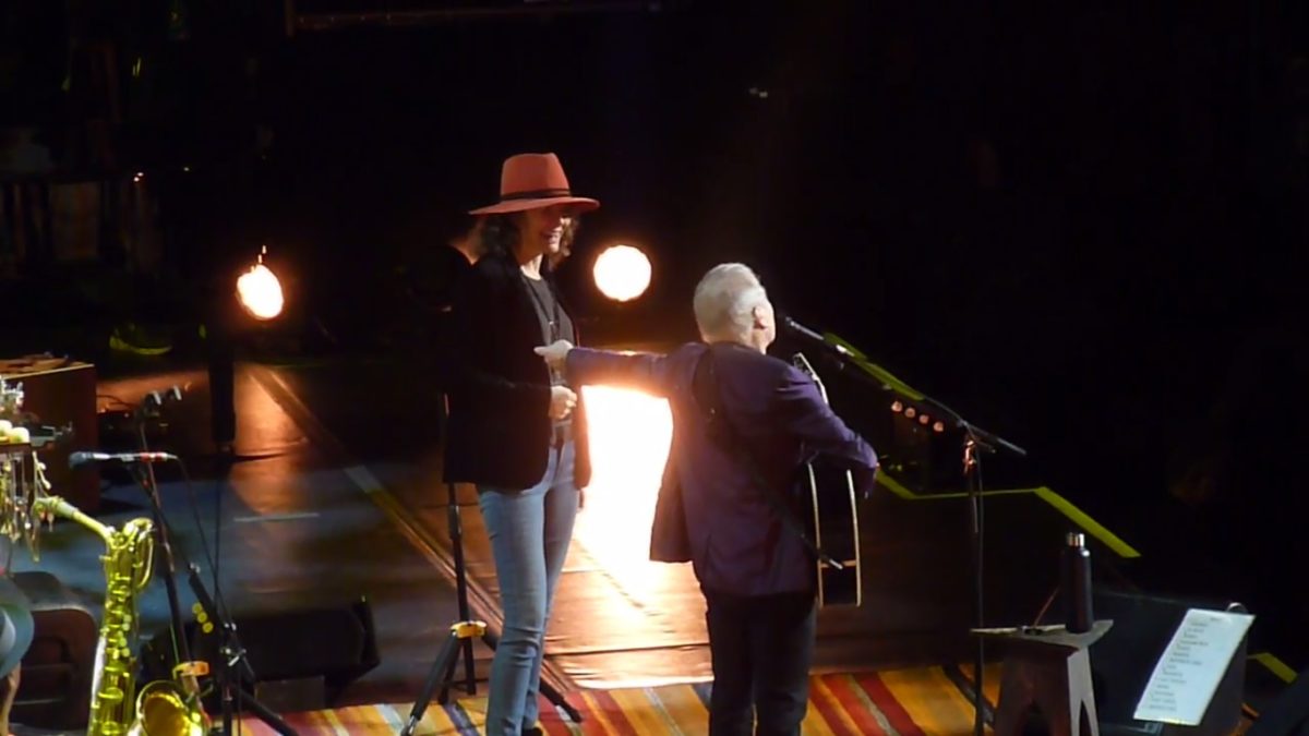 Edie Brickell Guests With Paul Simon At Madison Square Garden