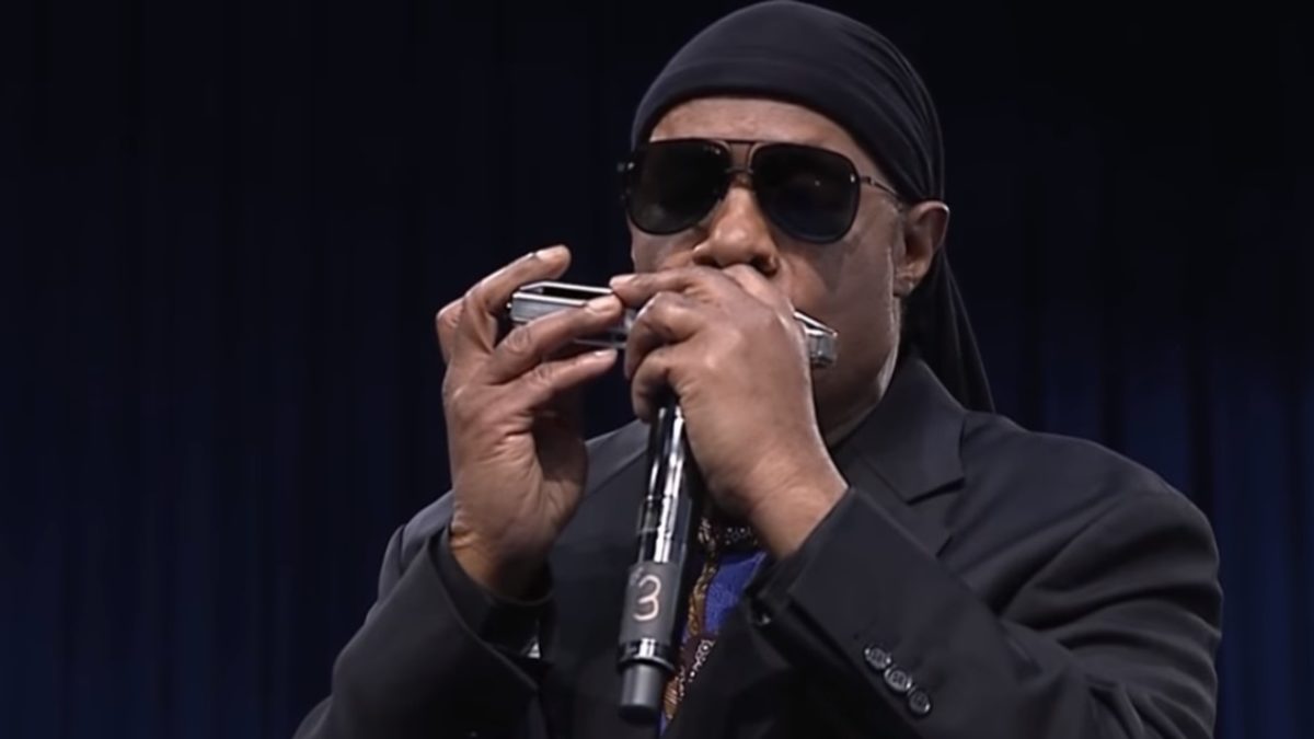 Watch Stevie Wonder Perform At Aretha Franklin's Memorial Service