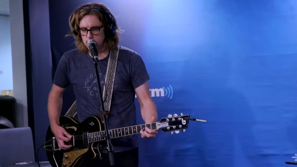 Carl Broemel Covers Nick Drake's 'Pink Moon' For SiriusXM