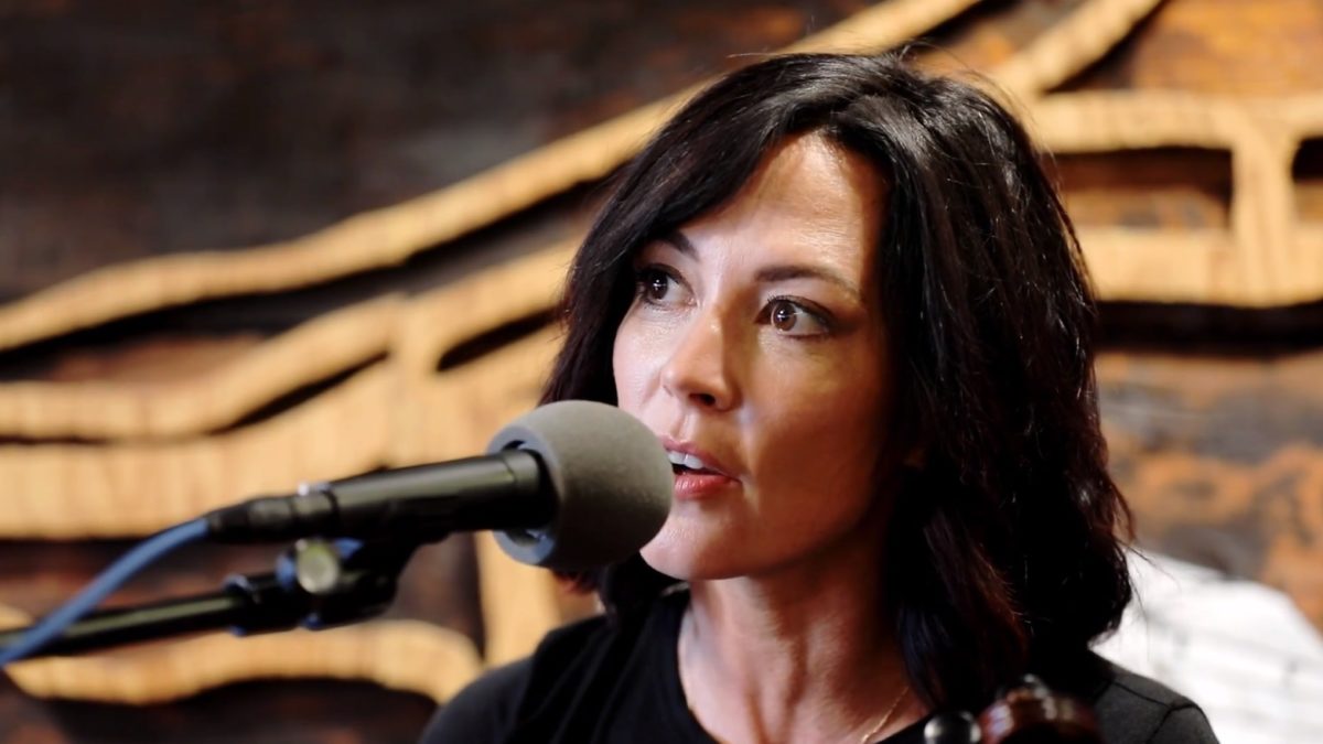 Amanda Shires Performs On 'Sound Opinions'