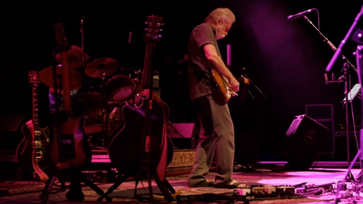 Bob Weir Fits Beatles Cover Within 'Dark Star' In Chicago