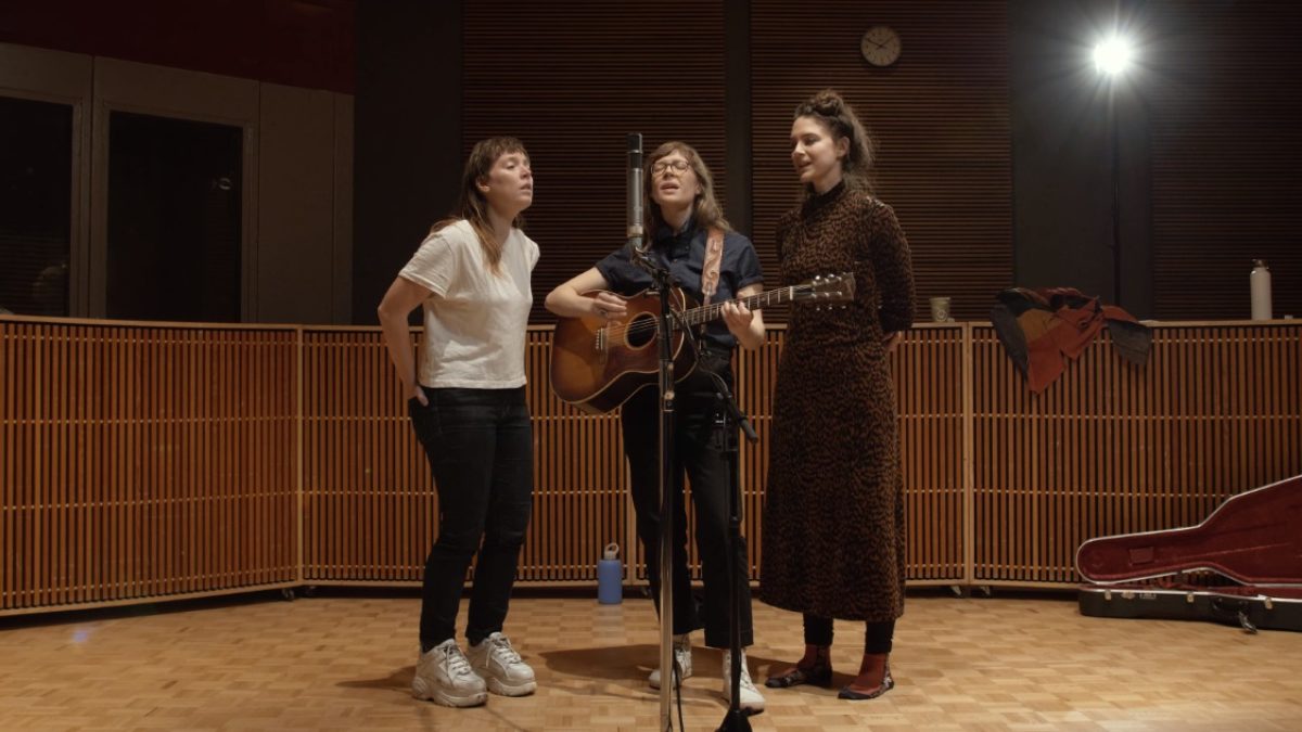 Mountain Man Performs ‘Rang Tang Ring Toon’ Live At The Current