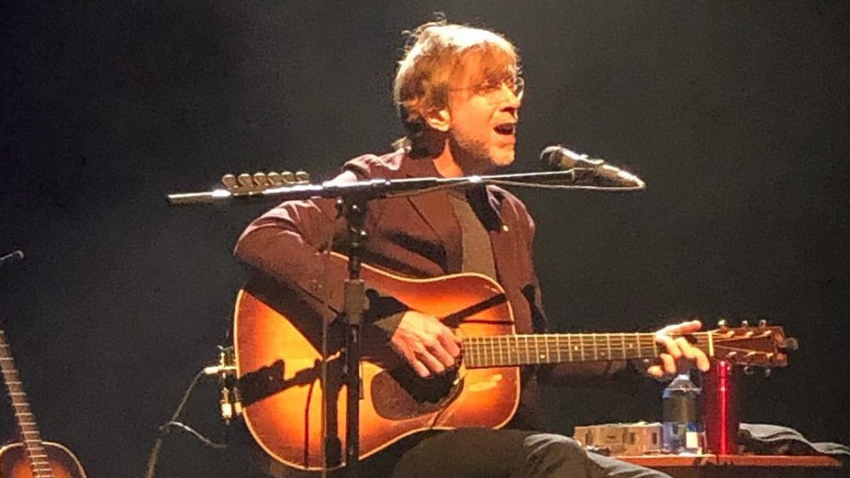 Trey Anastasio Debuts Acoustic Version Of Kasvot Växt Song In Santa Barbara