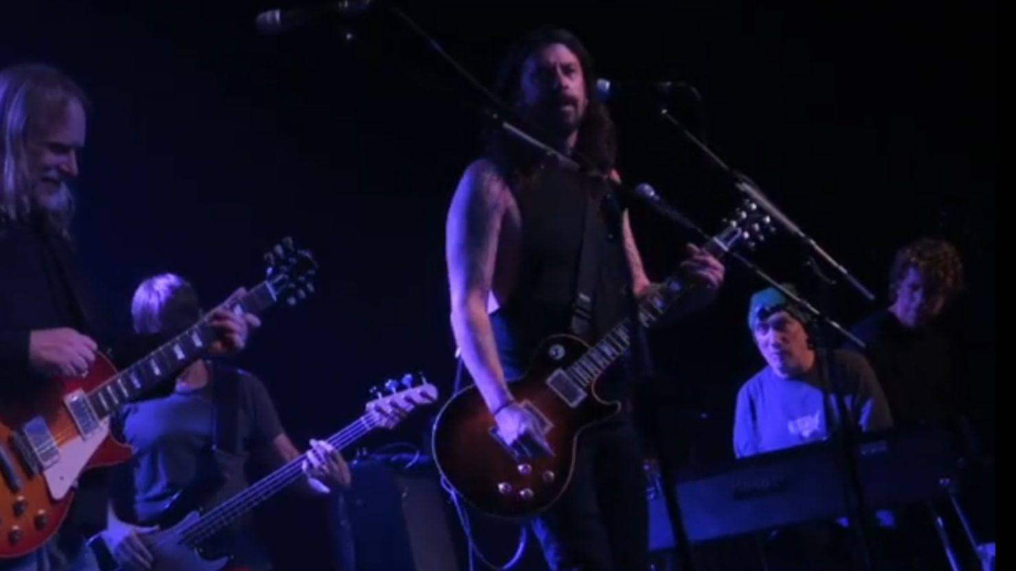 Dave Grohl Christmas Jam 2022 Warren Haynes & Dave Grohl Lead Pop Up Snow Jam In Asheville