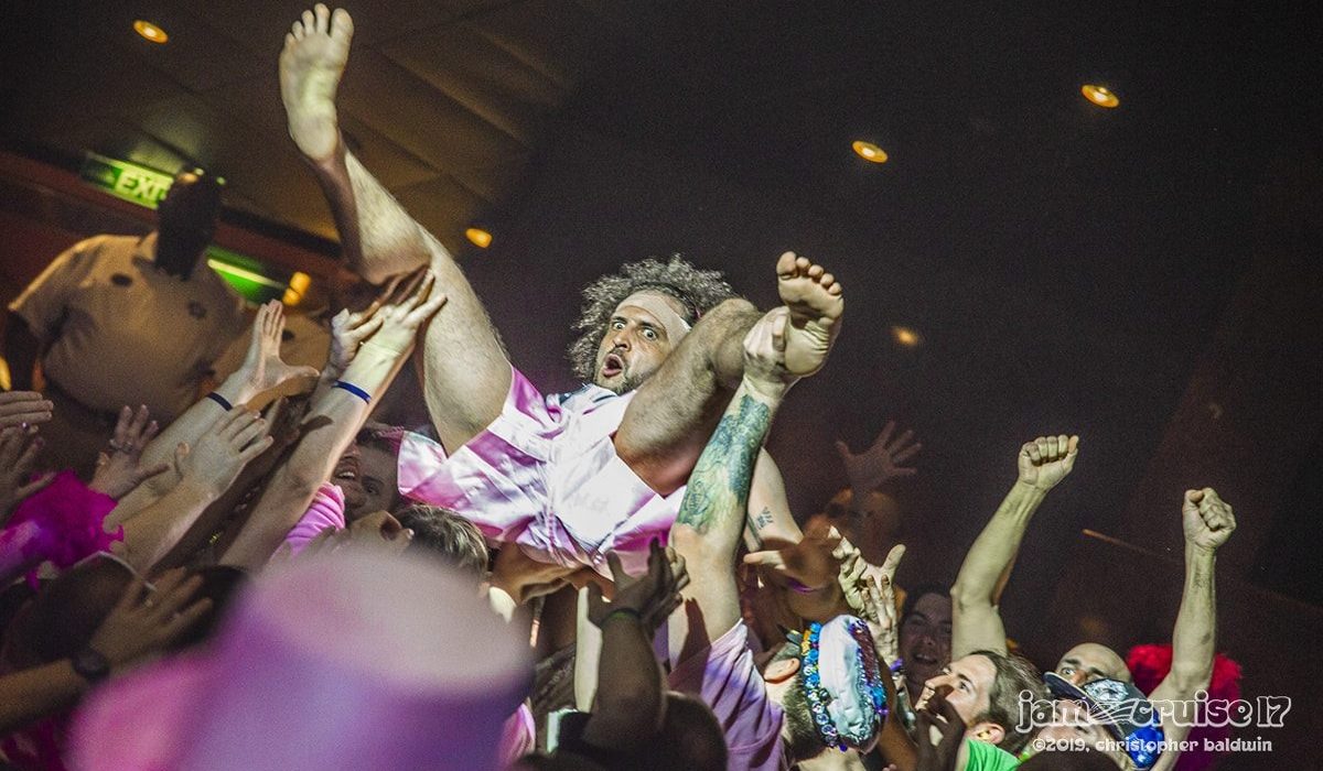 frasco crowd surfing