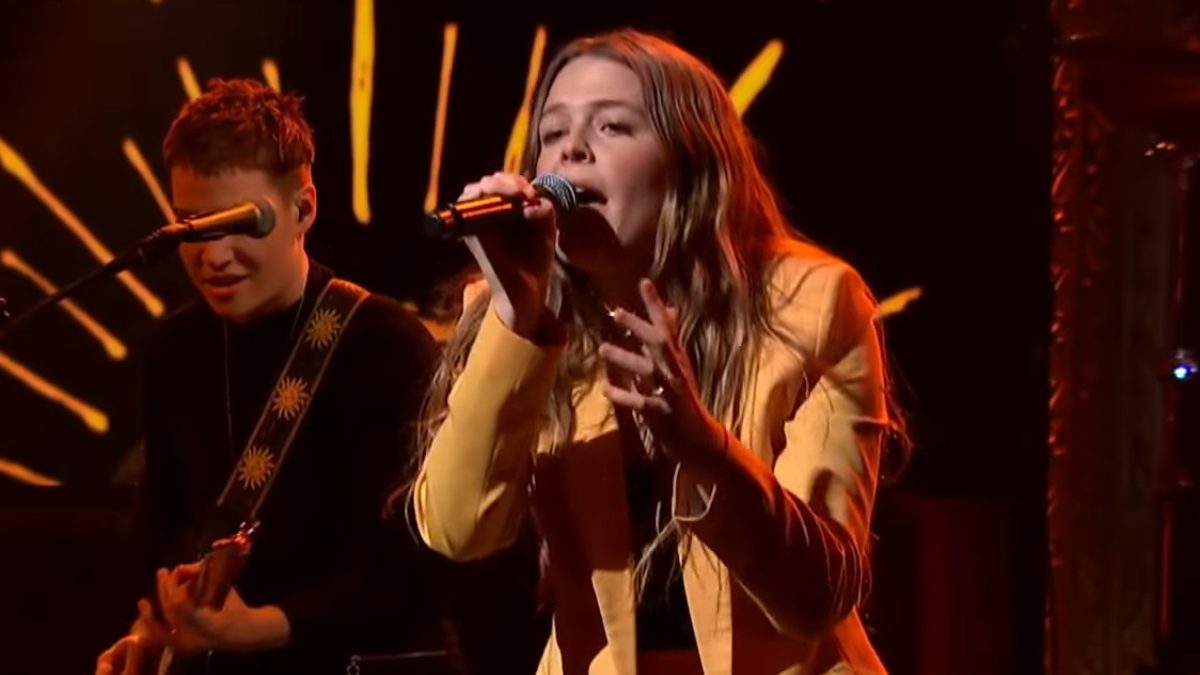 Maggie Rogers Performs 'Burning' On ‘The Late Show’