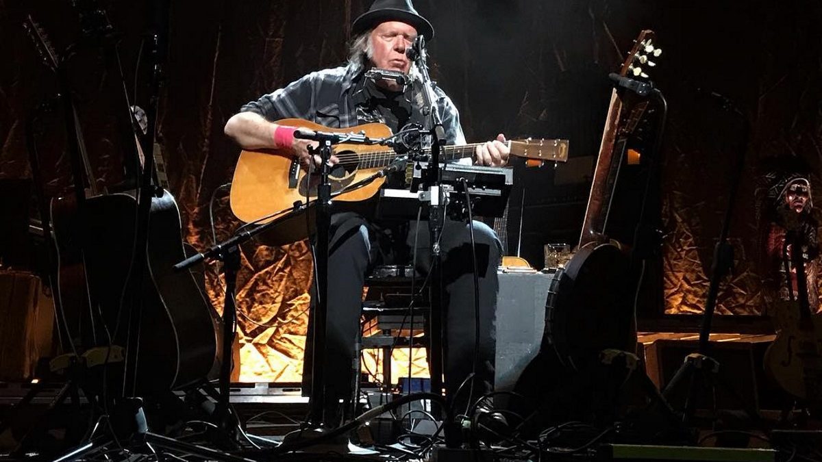 Neil Young Busts Out 'Ambulance Blues' In Minneapolis