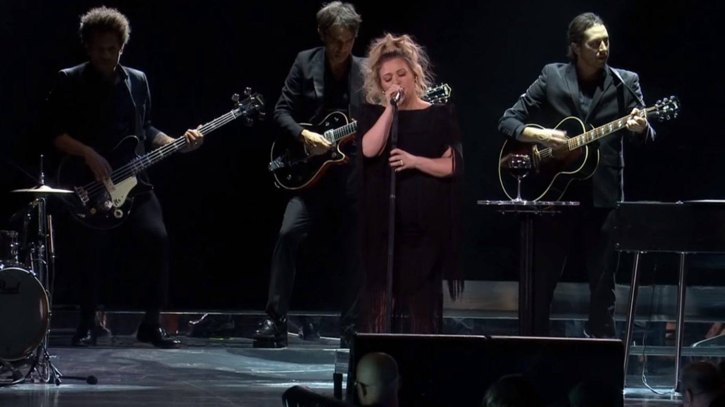 Kelly Clarkson Covers Brandi Carlile's 'The Joke' In Detroit