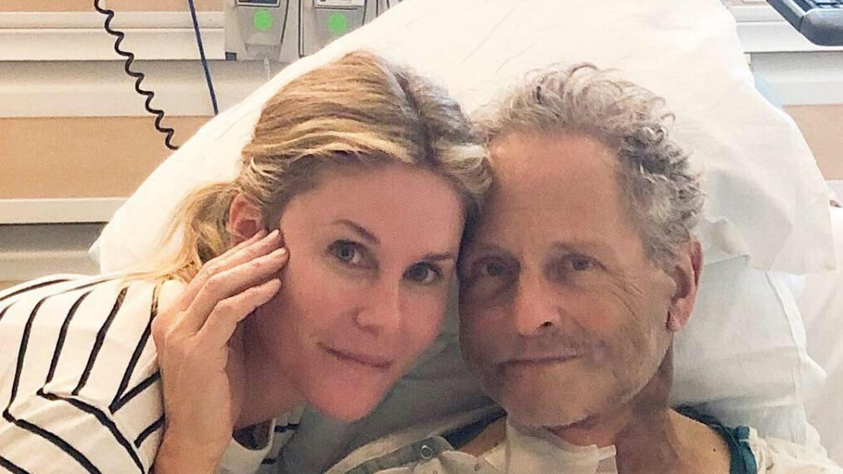 Former Fleetwood Mac Guitarist Lindsey Buckingham Undergoes Open Heart Surgery