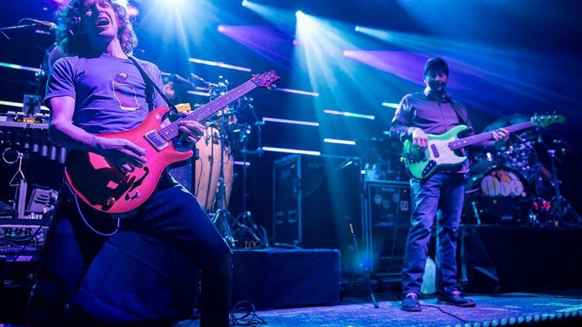 moe. Teams With Pigeons Playing Ping Pong Guitarist In Las Vegas: Full Show Video