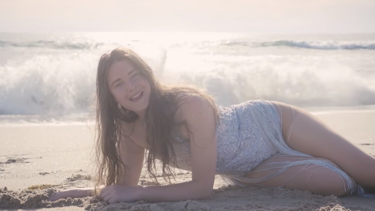 Molly Sarlé Shares ‘This Close’ Video