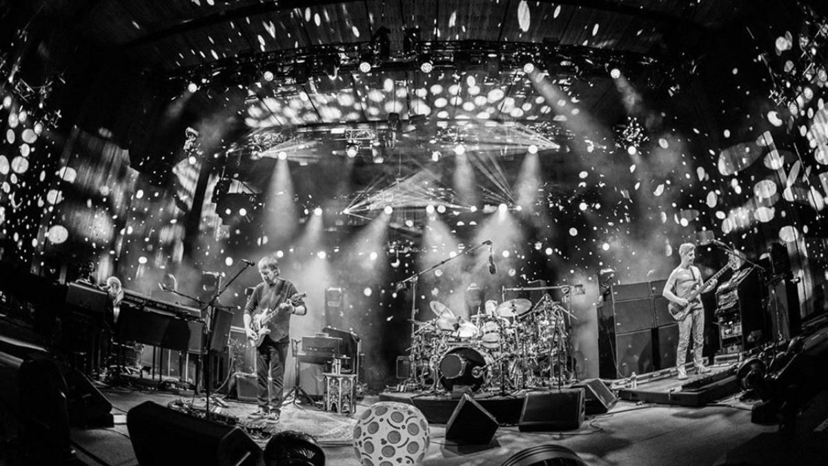 Phish Performs 23-Minute 'Birds Of A Feather' At Blossom Music Center