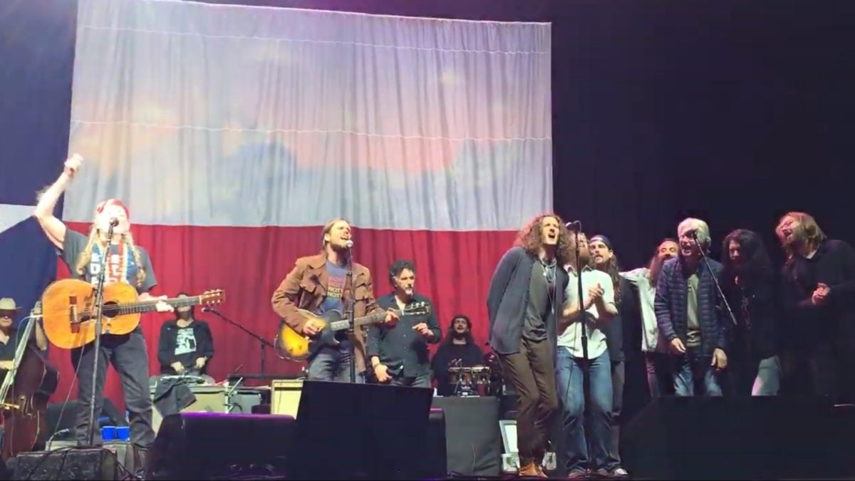 Willie Nelson Welcomes Phil Lesh, Terrapin Family Band & The Revivalists In Hartford
