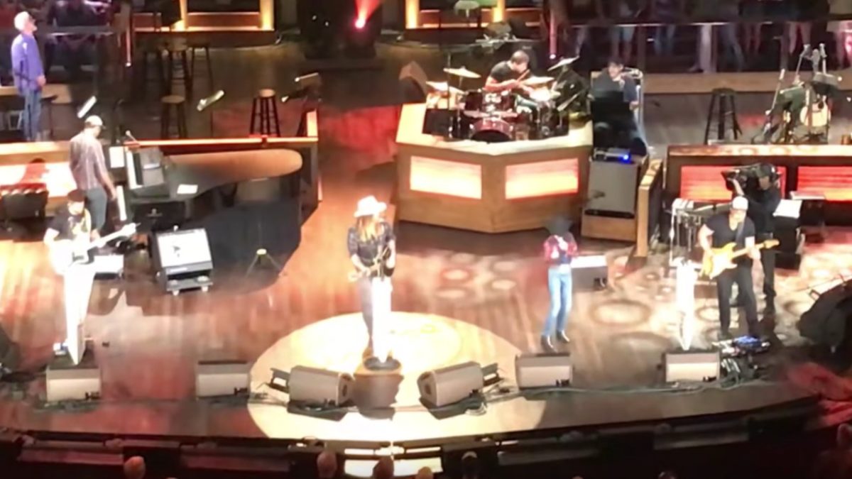 Miley & Billy Ray Cyrus Perform ‘Old Town Road’ With Mason Ramsey