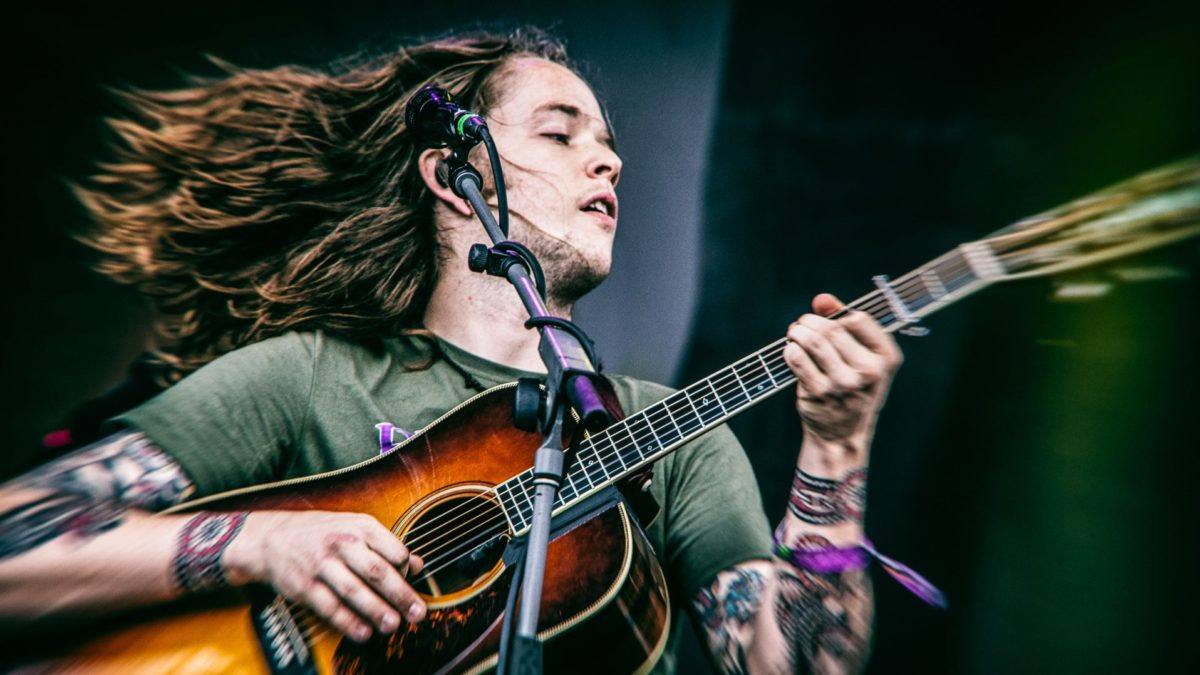 Billy Strings Spells Out ‘Don’t Be A Stranger’ With Cobblestone Setlist