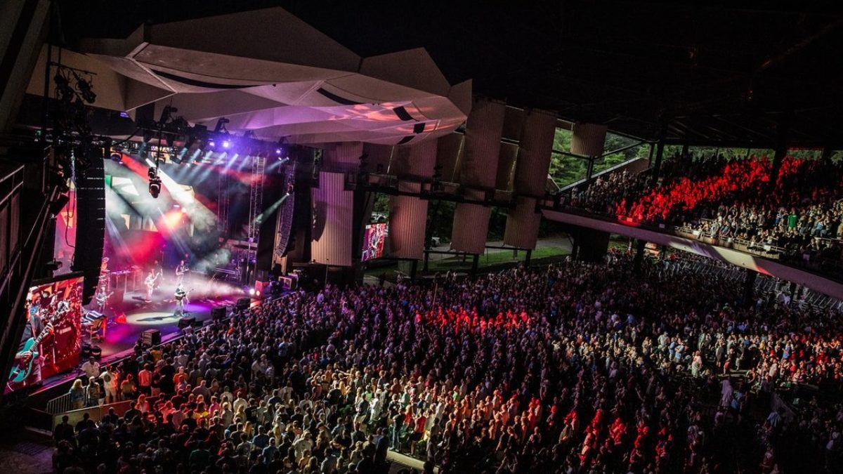 Watch Dave Matthews Band Mash-up AC/DC & Bee Gees Covers At SPAC