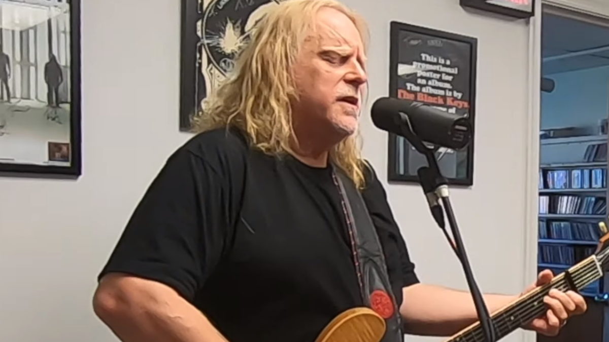 Warren Haynes Performs ‘Forsaken Savior’ Live At WNRN