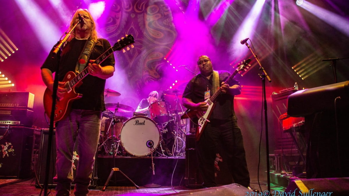 Gov’t Mule Honors Robert Hunter & Welcomes Larry McCray In Detroit